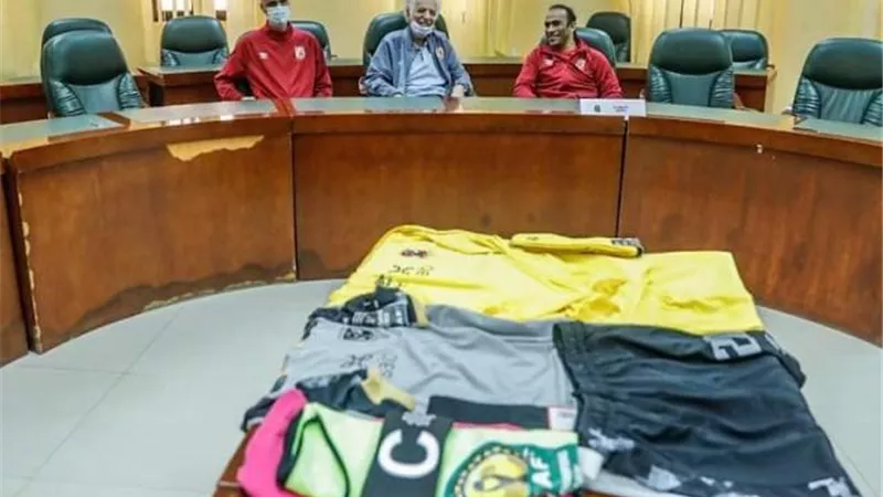 الأهلي يواجه المريخ السوداني بالقميص الرمادي والشورت الأسود