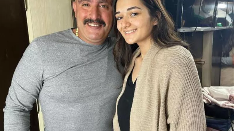 ابنة أحمد زاهر: أحمد السقا ”أبويا الثاني” وفخورة بالوقوف أمامه في مسلسل ”نسل الأغراب”