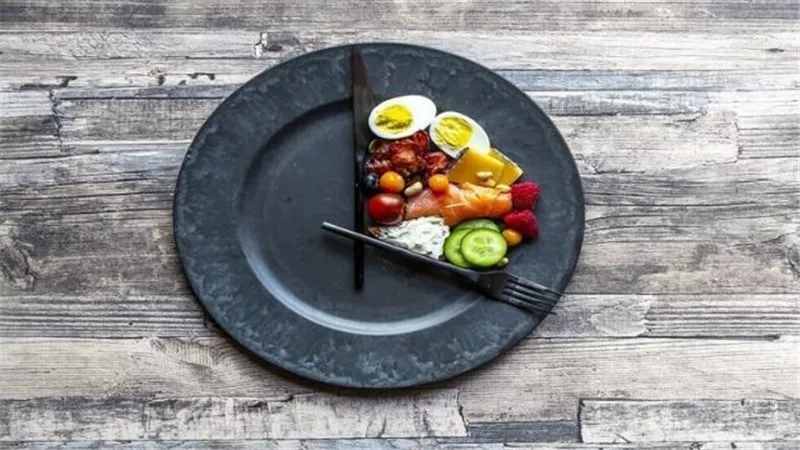 هذه أضرار شرب الماء أثناء تناول الطعام