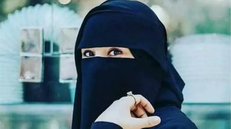 ما حكم صلاة المرأة بالنقاب؟.. الإفتاء ترد