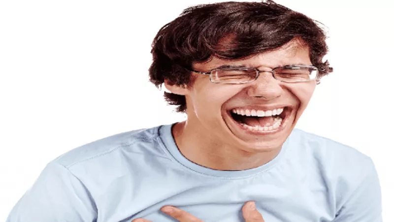 حذر منه الرسول.. الإفتاء تكشف علاقة الضحك بموت القلب