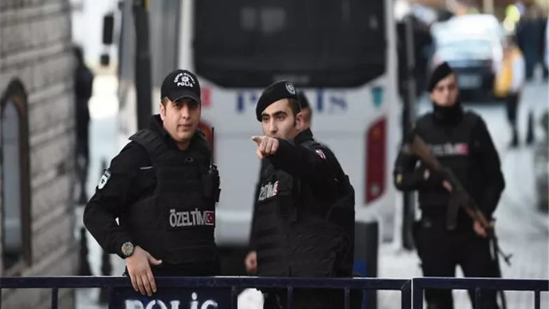 السلطات التركية تعتقل 10 أدميرالات متقاعدين لانتقادهم قناة اسطنبول