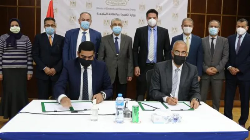 باستثمارات 38 مليون يورو.. «وزير الكهرباء» يشهد توقيع عقد إنشاء محطة شمسية بالزعفرانة