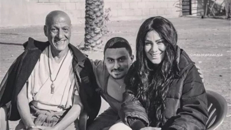 ياسين السقا ينشر صورة جديدة من كواليس ”الملك” رغم إيقافه