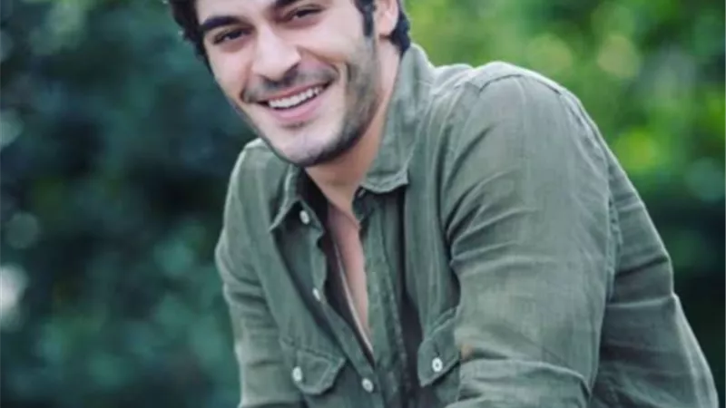 بطل مسلسل «حكايتنا» يسافر لـ إيطاليا لهذا السبب