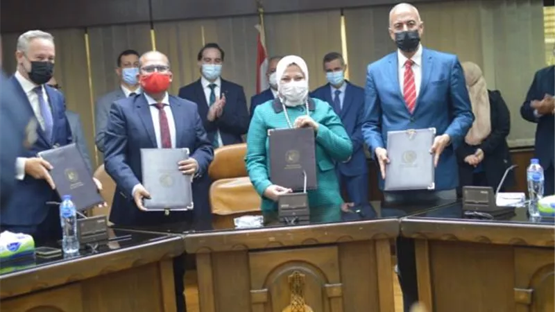 كواليس التوقيع النهائي لإتفاقيات مشروع إنشاء محطة كوم امبو الشمسية