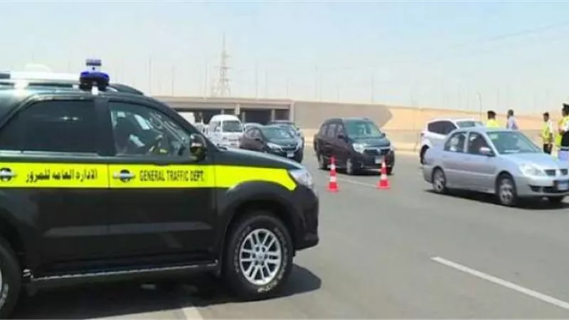 انتظام حركة السيارات بالمحاور والميادين الرئيسية بالقاهرة والجيزة
