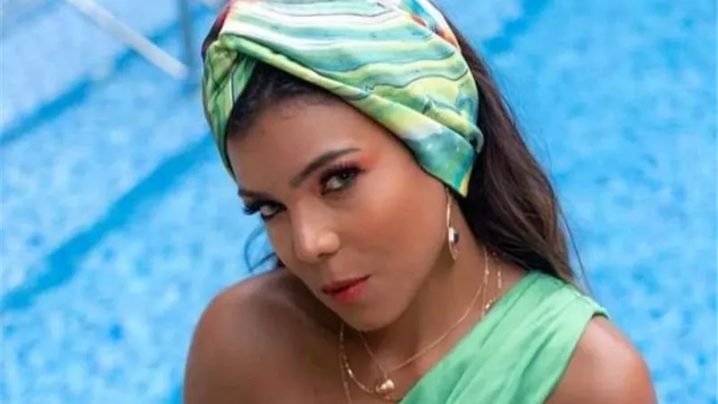 ناهد السباعي تحتفل بالربيع بفستان مشجر جريء