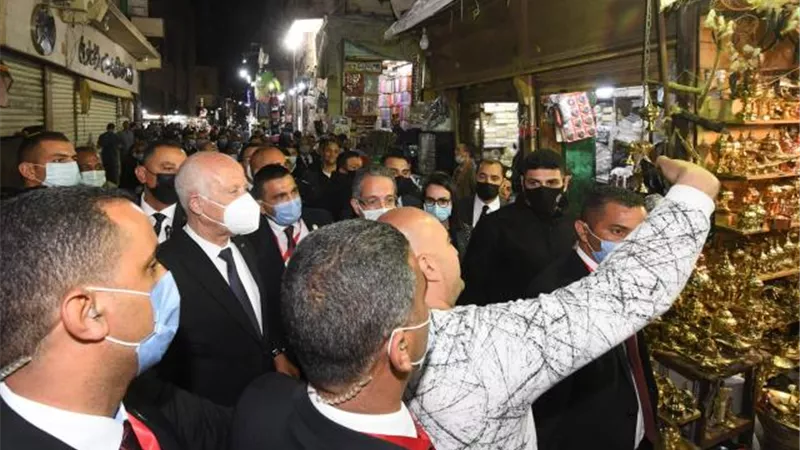 الرئيس التونسى يقوم بزيارة الحسين وشارع المعز وسط ترحيب المواطنين