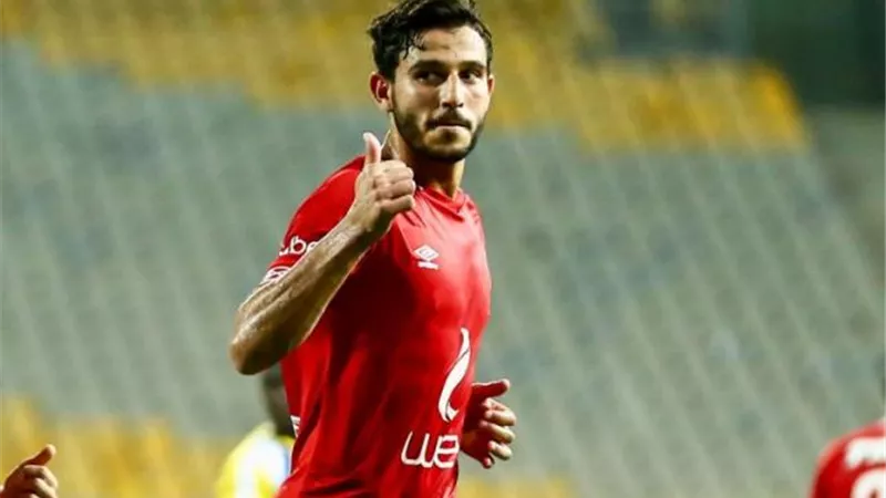 حمدي فتحي يؤدى تدريبات منفردة على هامش مران الأهلي
