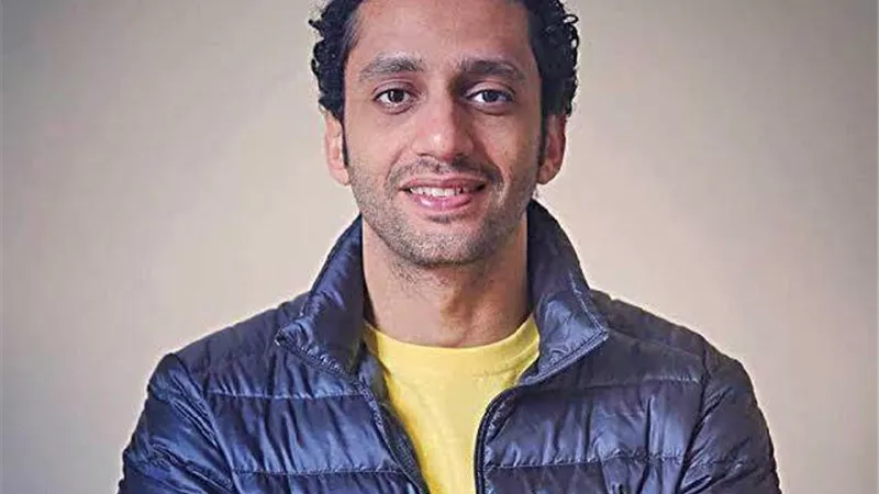 محمد حاتم يقع في ورطة ويتعرض للاعتقال السياسي.. اعرف الحكاية