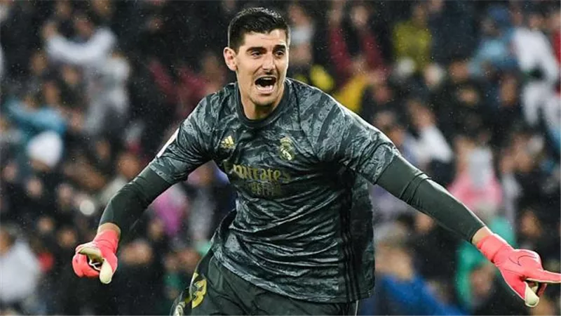 كورتوا يقود ريال مدريد لمواجهة طال انتظارها في دوري الأبطال