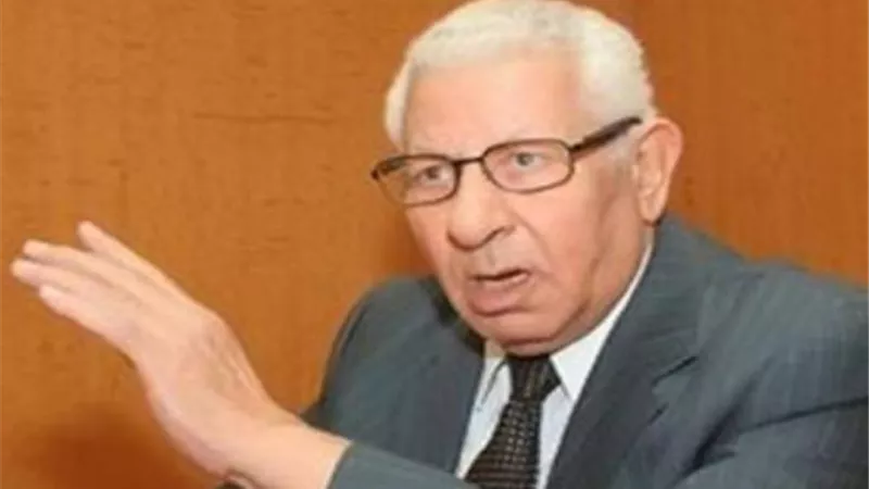 فاز بانتخابات نقابة الصحفيين لـ 4 مرات وكان من مؤيدي مبارك وسياسته.. أبرز المحطات في حياة مكرم محمد أحمد