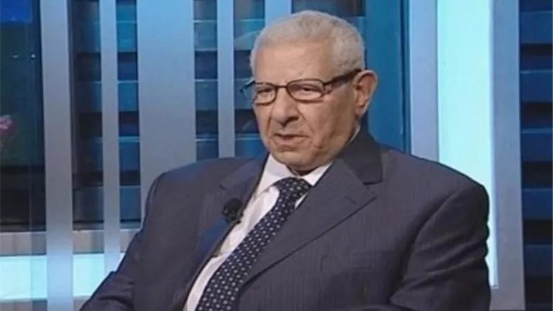 وصول جثمان الكاتب مكرم محمد أحمد مسجد آل رشدان لأداء صلاة الجنازة