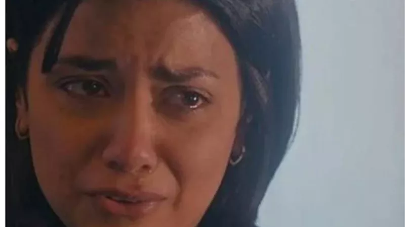 بالصور.. هجوم عنيف ضد سهر الصايغ بسبب وضع بوستر مسلسل ”الطاووس” بجانب الكعبة المشرفة