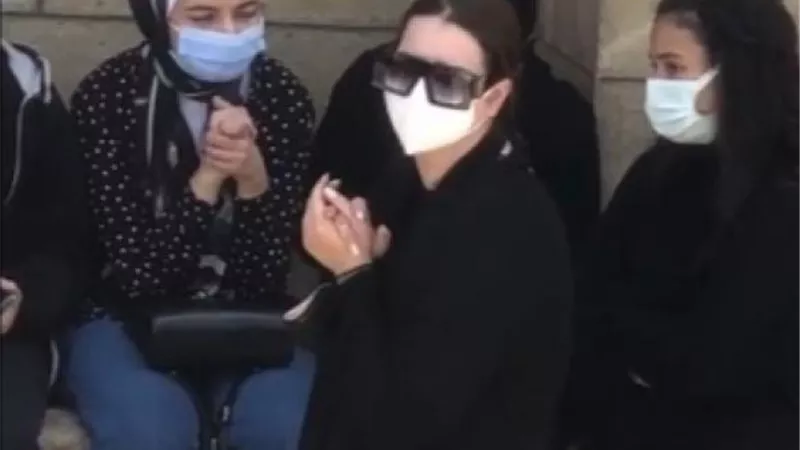 بالصور.. هنادي مهنى تدخل في نوبة بكاء شديدة أثناء تشيع جثمان والدة زوجها