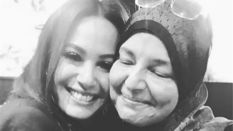 شفافه كالماء العذب.. هند صبري تنعي والدة أحمد خالد صالح بكلمات مؤثرة