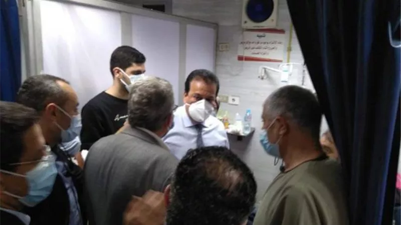 حادث قطار طوخ.. وزير التعليم العالي يطمئن علي المصابين في مستشفى بنها الجامعي