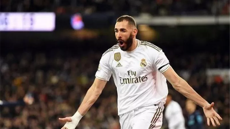 بنزيما يتوج بجائزة لاعب شهر مارس في ريال مدريد