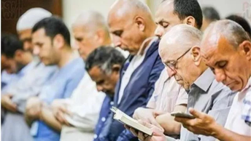 ما حكم القراءة من المصحف في صلاة قيام الليل؟ .. الإفتاء تجيب