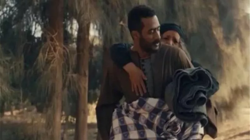 محمد رمضان يخطف أنظار جمهوره بمشهد ”بر والدته”