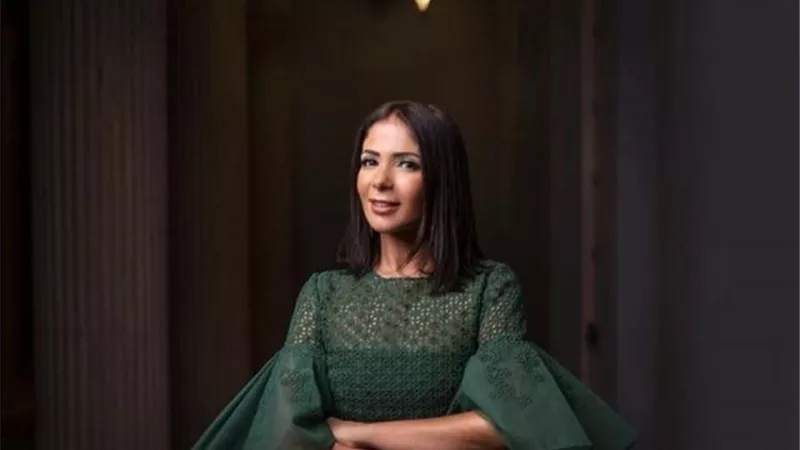 منى زكي تسافر للولايات المتحدة الأمريكية وتعمل بائعة في سوبر ماركت.. إليك التفاصيل