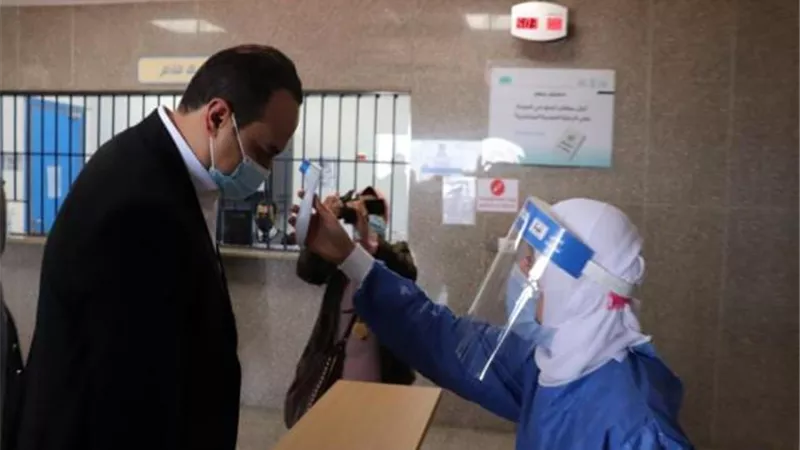 «الصحة» تلزم العيادات والمستشفيات الخاصة بالإبلاغ عن حالات كورونا المترددة عليها