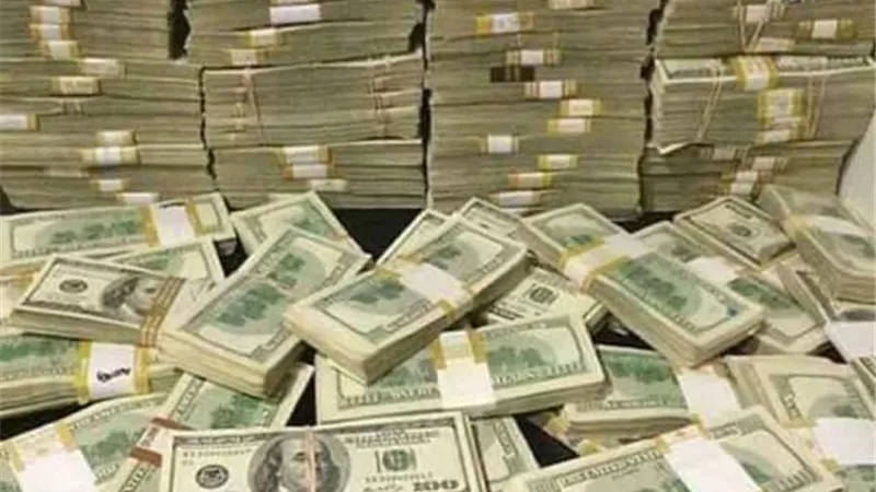النائب العام يتحرك.. هروب مسئول كبير استولي علي 2 مليار دولار