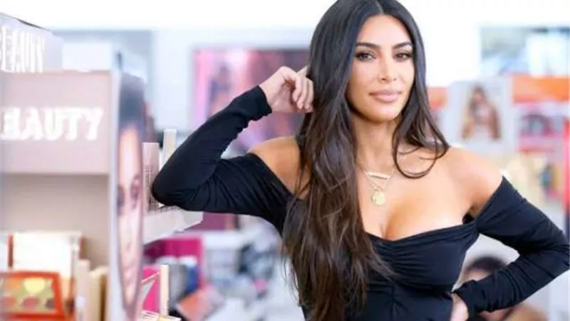 بفستان غريب.. كيم كارداشيان تثير الجدل من جديد