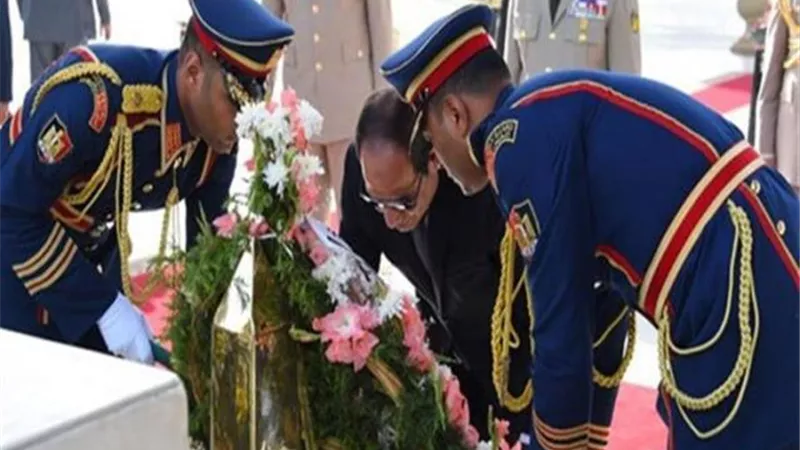السيسى يضع إكليل الزهور على قبر الجندى المجهول بمناسبة عيد تحرير سيناء