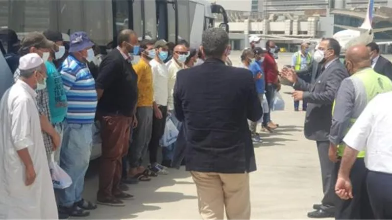 مساعد وزير الخارجية يستقبل الصيادين المصريين العائدين من إريتريا