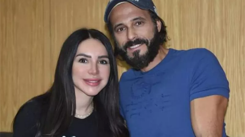 شريك الكفاح.. إنجي علاء ويوسف الشريف في كواليس تصوير مسلسل ”كوفيد 25”