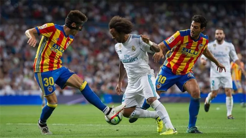 نهاية الشوط الأول بين ريال مدريد و فالنسيا بالتعادل السلبى