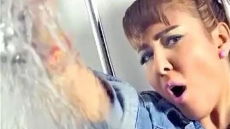 مي كساب تحتفل مع جمهورها بالدرع الفضي من ”اليوتيوب”