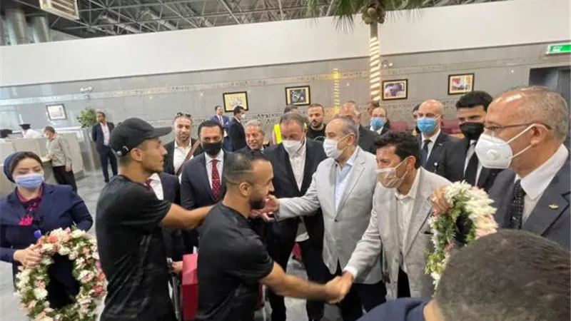 وزيرا «الرياضة» و«الطيران» يستقبلان بعثة الأهلي بالورود في المطار