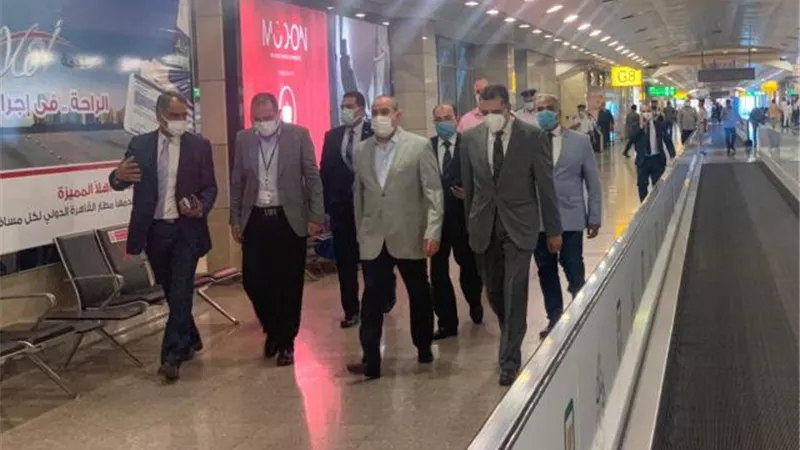 وزير الطيران يتابع سير العمل بمطار القاهرة