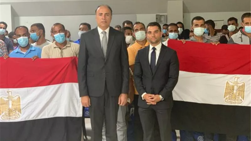 السفارة المصرية بطرابلس تعيد 140 مصرياً عالقاً