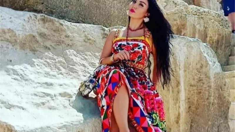 من أمام الأهرامات.. صافيناز تثير الجدل بفستان جريء في جلسة تصوير جديدة (صور)
