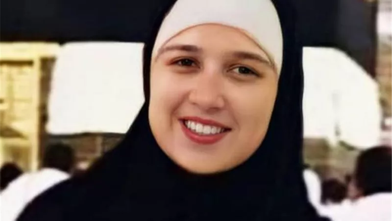 حلا شيحة تنشر صورة ياسمين عبد العزيز بالحجاب وتعلق: مفيش أحلى من الصورة دي