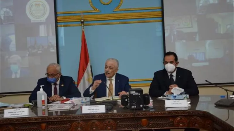 ”شوقي” يتابع سير عمليات امتحانات الثانوية العامة من غرفة العمليات