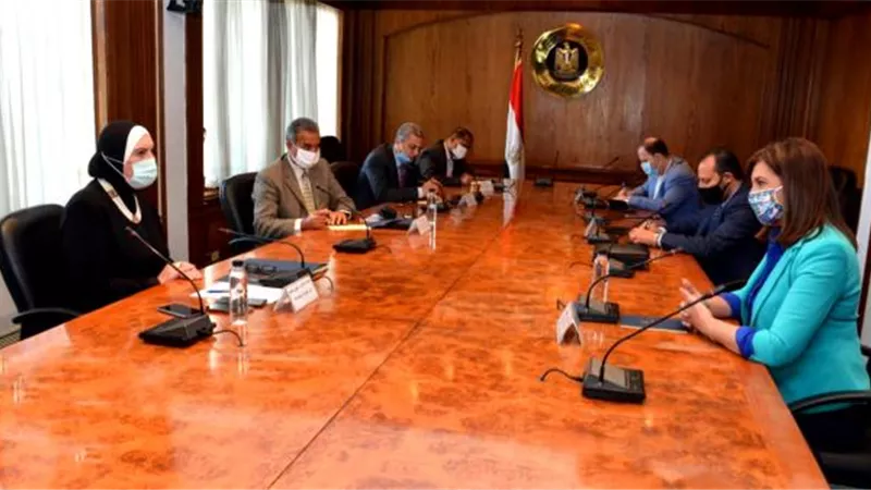 نبيلة مكرم : نعمل على دمج العمالة العائدة من الخارج بالمشروعات القومية