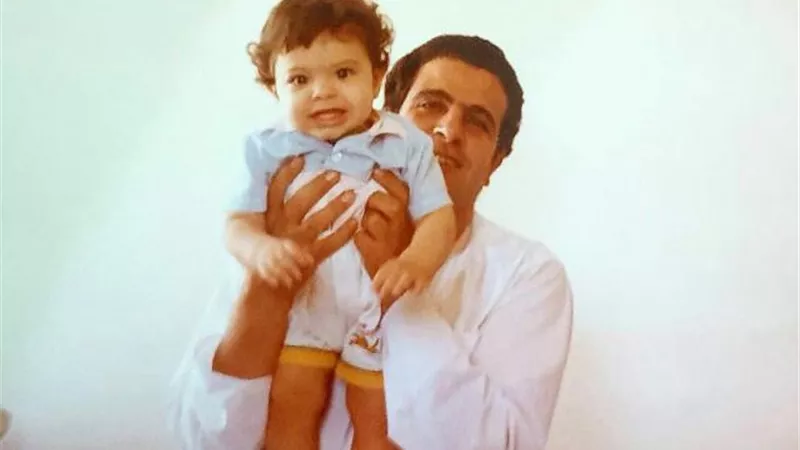 بصورة نادرة تجمعهما.. طارق صبري يحتفل بيوم الأب العالمي