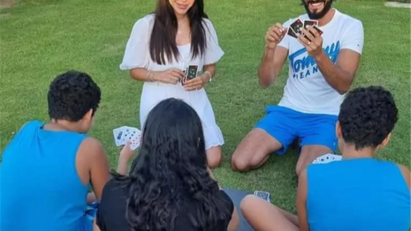 يوسف الشريف وإنجي علاء يستمتعان بأجواء العيد بصحبة أبنائهم.. صور