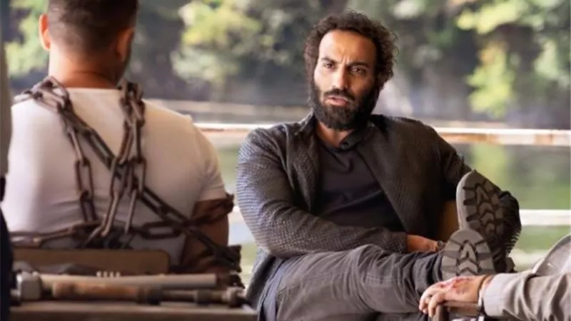 أحمد فهمي يستطلع رأي الجمهور حول فيلم ”العارف”: مستني رأيكم