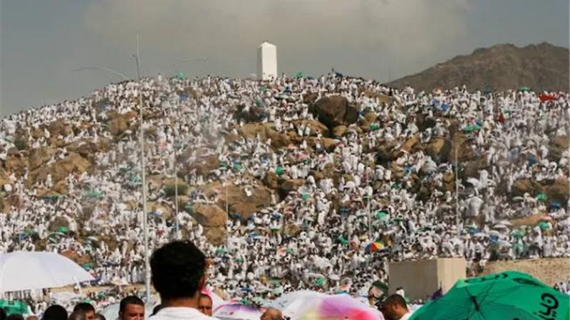 حجاج بيت الله يرمون الجمرات الثلاث ويؤدون طواف الوداع