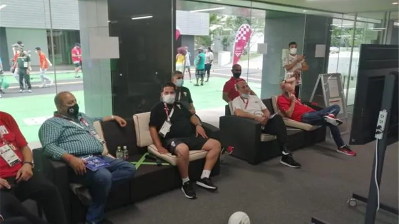 حطب يشاهد مباراة المنتخب الأولمبي من مقر البعثة المصرية