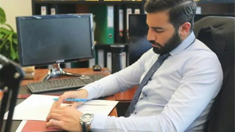 حازم إيهاب لجمهوره: ”مين مستني حكايات بنات الجزء الخامس”