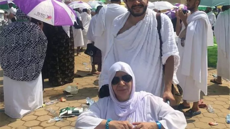 ”واحشتيني أوي ومفتقدك”.. حسام داغر يزور مقبرة والدته