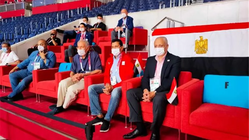 وزير الرياضة ورئيس الأولمبية يدعمان منتخب اليد أمام البرتغال في الأولمبياد