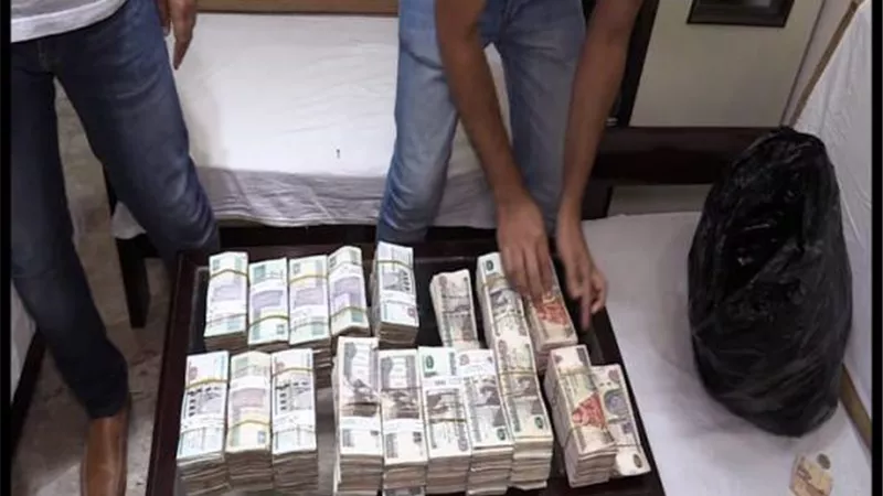 عاجل بالصور.. الرقابة الإدارية تقبض علي أخطر تجار العملة في مصر